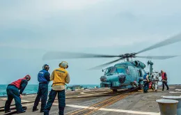 Tankowanie helikoptera Sea Hawk na pokładzie niszczyciela „USS John Finn” z amerykańskiej 7. Floty, która operuje na Pacyfiku. Cieśnina Tajwańska, marzec 2021 r. / JASON WAITE / US NAVY / MATERIAŁY PRASOWE