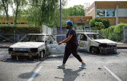 Spalone samochody przed szkołą publiczną w Lormont na przedmieściach Bordeaux, 29 czerwca 2023 r. / PHILIPPE LOPEZ / AFP / EAST NEWS