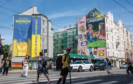 Centrum Rygi – baner wyrażający poparcie dla Ukrainy. 6 czerwca 2022 r. / ANDREY RUDAKOV / BLOOMBERG VIA GETTY IMAGES