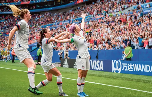 Od lewej: Samantha Mewis, Alex Morgan i Megan Rapinoe podczas finału Mistrzostw Świata w Piłce Nożnej Kobiet. Lyon, 7 lipca 2019 r. / BRAD SMITH / ISI PHOTOS