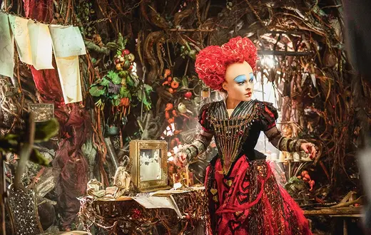 Helena Bonham Carter jako Czerwona Królowa w filmie „Alicja po drugiej stronie lustra”, reż. James Bobin, USA, 2016 r. / ARCHIVES DU 7E ART / WALT DISNEY PICTURES / ALAMY / BEW