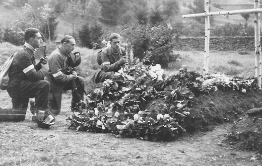 Partyzanci IV batalionu 1. Pułku Strzelców Podhalańskich AK przy grobie poległych kolegów, „Brzozy” i „Szarotki”. Ochotnica Dolna, 1944 r. / ZE ZBIORÓW RALPHA BROOKSA