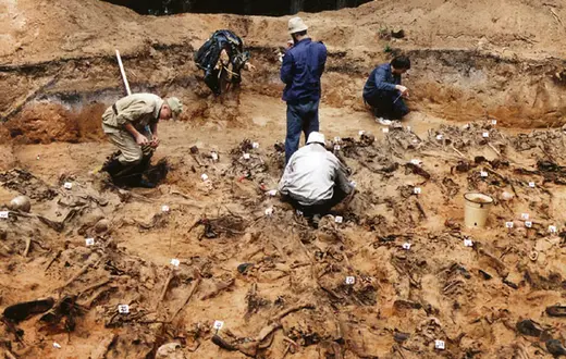 Katyn, rok 1995: polscy badacze odkrywają pierwszą warstwę szkieletów w największej ze zbiorowych mogił / fot. archiwum Wojciecha Śmigielskiego / 