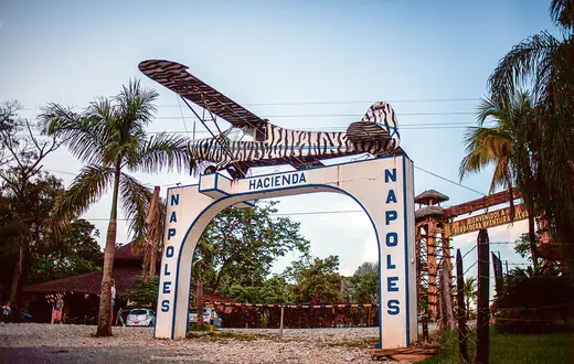 Wejście do Hacienda Nápoles, posiadłości Pablo Escobara zamienionej dziś w park rozrywki. Kolumbia, 24 września 2018 r. / JUANCHO TORRES / GETTY IMAGES