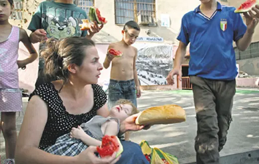 Inga Valiyeva ze swoimi dziećmi oczekuje na pomoc humanitarną, Tibilisi, sierpień 2008 r. /fot. Justyna Mielnikiewicz / 