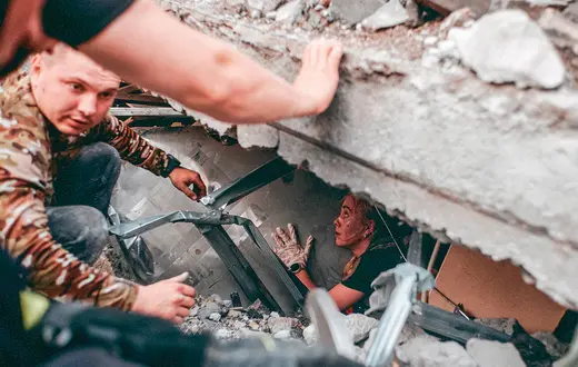 Akcja ratownicza po ataku rakietowym na restaurację Ria w Kramatorsku. Ukraina, 27 czerwca 2023 r. / WOJCIECH GRZĘDZIŃSKI / ANADOLU / GETTY IMAGES