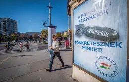 Rządowe billboardy przekonują, że kłopotom gospodarczym Węgier winne są „brukselskie sankcje”. Budapeszt, październik 2022 r. / FERENC ISZA / AFP / EAST NEWS