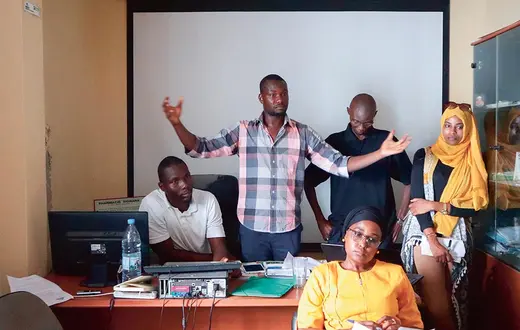 Działacze Forum Civil, m.in. Michael Diallo (w koszuli w kratę) i Abel Kaber Fall, Saint Louis (Senegal), 2019 r. / JAKUB MEJER