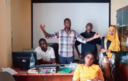 Działacze Forum Civil, m.in. Michael Diallo (w koszuli w kratę) i Abel Kaber Fall, Saint Louis (Senegal), 2019 r. / JAKUB MEJER