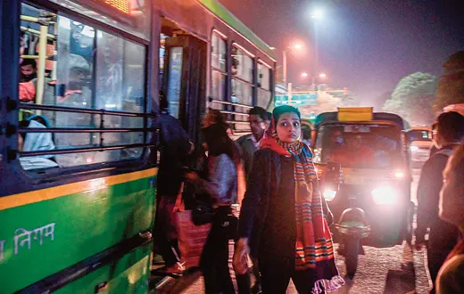 Dekadę po brutalnym gwałcie i morderstwie 23-letniej dziewczyny w autobusie nadal wiele kobiet w Indiach boi się jeździć nocą komunikacją miejską. Delhi, 13 grudnia 2022 r. / MONEY SHARMA / AFP / EAST NEWS