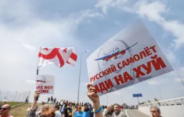 „Rosyjski samolocie, idi na chuj” – protest przeciwko wznowieniu połączeń lotniczych pomiędzy Rosją a Gruzją. Tbilisi, 19 maja 2023 r. / MIRIAN MELADZE / ANADOLU AGENCY / GETTY IMAGES