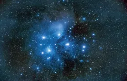 PLEJADY W GWIAZDOZBIORZE BYKA. Znane też jako „Siedem sióstr”, a w popularnym astronomicznym katalogu Meissera mają numer M45. Fotografia wykonana w Sidzinie, 8-9 listopada 2020 r. Czas naświetlania: 5 godzin 25 minut. / JAN BIELAŃSKI