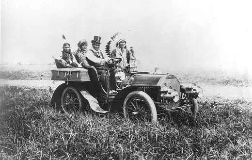 Ranczo Braci Miller, 11 lipca 1905 r. Za kierownicą, w kapeluszu – Geronimo, wódz Apaczów. Obok niego Edward Le Clair Sr, wódz Indian Ponka. / CONTRIBUTOR / GETTY IMAGES