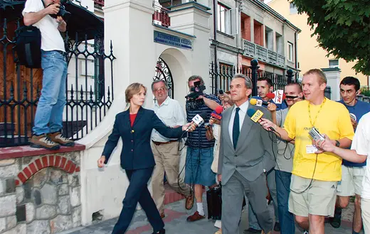 Poseł Andrzej Jagiełło po przesłuchaniu w Prokuraturze Okręgowej w Kielcach. 6 lipca 2003 r. / DARIUSZ GACEK / REPORTER