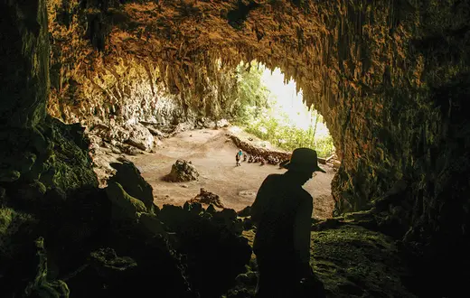 Archeolog Douglas Hobbs w jaskini Liang Bua, gdzie odkryto szczątki H. floresiensis, 27 listopada 2004 r. / FAIRFAX MEDIA / GETTY IMAGES