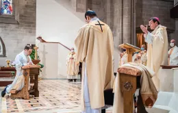 Ks. Matthew Hood przyjmuje drugi raz święcenia kapłańskie z rąk abp. Allena Vignerona. Katedra w Detroit, 17 sierpnia 2020 r. / VALAURIAN WALLER / DETROIT CATHOLIC