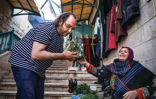 Fadi Kattan przy stoisku Um Nabil na targu w Betlejem. / / CORINNA KERN / LAIF / FORUM