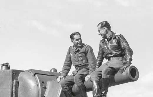 Fotoreporter wojenny Georg Schödl (z lewej) i niemiecki pilot (nieznany z nazwiska) na porzuconym sowieckim czołgu ciężkim KW-2, lato 1941 r. Wyposażony w armatę kalibru 152 mm, KW-2 był wtedy najlepiej uzbrojonym czołgiem świata. / SOFLA / INTERFOTO / FORUM