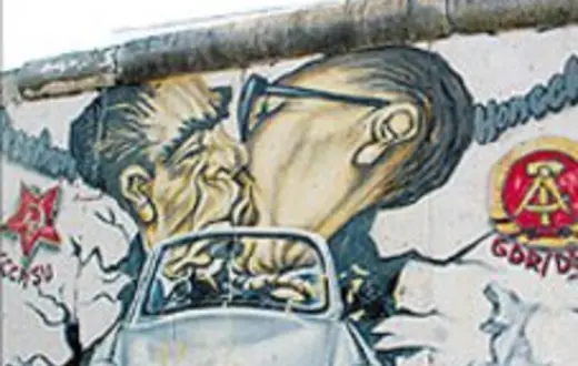 Breżniew i Honecker w braterskim uścisku: karykatura na murze berlińskim, koniec lat 80. /