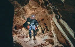 Wnętrze Jaskini Wschodzącej Gwiazdy w RPA. Na jej dnie odkryto szczątki H. naledi / MATERIAŁY PRASOWE NETFLIKSA 