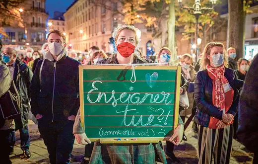 „Nauczanie zabija?! (jak widać...)”: napis na tablicy szkolnej podczas marszu pamięci ku czci Samuela Paty’ego. Paryż, 21 października 2020 r. / KIRAN RIDLEY / GETTY IMAGES
