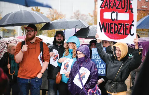 „Chcemy edukacji,  a nie indoktrynacji” – zorganizowany przez Ogólnopolski Strajk Kobiet protest  w Szczecinie,  16 października 2019 r. / Fot. Cezary Aszkiełowicz / Agencja Gazeta / 