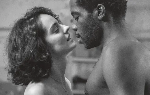 Noémie Merlant (Nora) i Makita Samba (Camille) w filmie „Paryż, 13. dzielnica” / MATERIAŁY PRASOWE