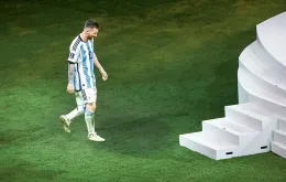 Leo Messi idzie po puchar świata FIFA po wygranym finale mundialu w Katarze, Lusalj, 18 grudnia 2022 r. / BERNADETT SZABO / REUTERS / FORUM
