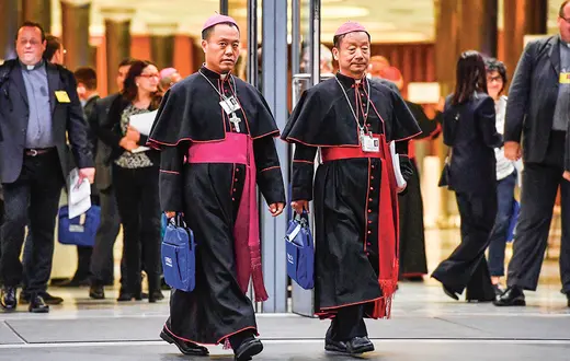 Dwaj chińscy biskupi Yang Xiaoting i Guo Jincai na rozpoczęciu synodu, Watykan, 3 października 2018 r. / ALESSANDRO DI MEO / EPA / PAP