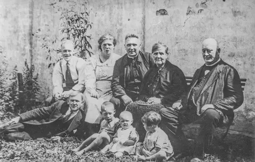 Ks. Magnus Bruski z rodzicami, siostrą i dalszą rodziną, lata 30. XX w. / ARCHIWUM RODZINNE RYSZARDA SZAMOCKIEGO / © FUNDACJA CENTRUM ŚW. JACKA