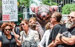 Przedstawiciele Amerykańskiej Gildii Scenarzystów domagają się wyższych płac. Protest przed siedzibą NBCUniversal. Nowy Jork, 23 maja 2023 r.  / STEPHANIE KEITH / BLOOMBERG / GETTY IMAGES