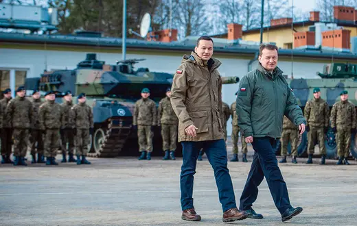 Premier Mateusz Morawiecki i minister obrony narodowej Mariusz Błaszczak przed konferencją prasową w sprawie zakupu dla Sił Zbrojnych RP systemu mobilnych wyrzutni rakietowych Himars, 1. Warszawska Brygada Pancerna, luty 2019 r. / MATEUSZ WŁODARCZYK / FORUM