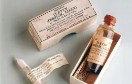 Wczesna insulina. Po prawej ampułka hormonu wyprodukowana przez firmę Eli Lilly z 1923 r.; po lewej próbka przygotowana w National Institute for Medical Research w Londynie ok. 1927 r. / SCIENCE & SOCIETY PICTURE LIBRARY / GETTY IMAGES