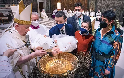 Papież Franciszek udziela chrztu w Kaplicy Sykstyńskiej. Watykan, styczeń 2022 r. / SPAZIANI / MONDADORI / GETTY IMAGES