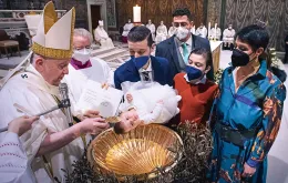 Papież Franciszek udziela chrztu w Kaplicy Sykstyńskiej. Watykan, styczeń 2022 r. / SPAZIANI / MONDADORI / GETTY IMAGES