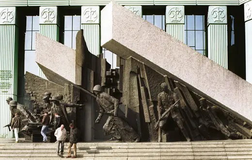 Monument odsłonięty u schyłku PRL nazwano „Pomnikiem Bohaterów Powstania Warszawskiego”; dziś funkcjonuje jako Pomnik Powstania. /fot. KNA-Bild / 