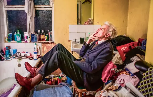 72-letni George Fowler, osoba ze zdiagnozowaną syllogomanią (zespołem zbieractwa, jednym z zaburzeń ze spektrum OCD). Projekt fotograficzny Corinny Kern „George’s World”. Londyn, grudzień 2013 r. / CORINNA KERN / LAIF / FORUM