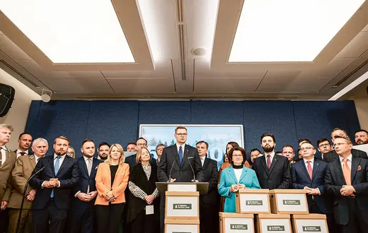 Posłowie SP prezentują w Sejmie podpisy w obronie Lasów Państwowych. Warszawa, 12 kwietnia 2023 r. / SŁAWOMIR KAMIŃSKI / AGENCJA WYBORCZA.PL
