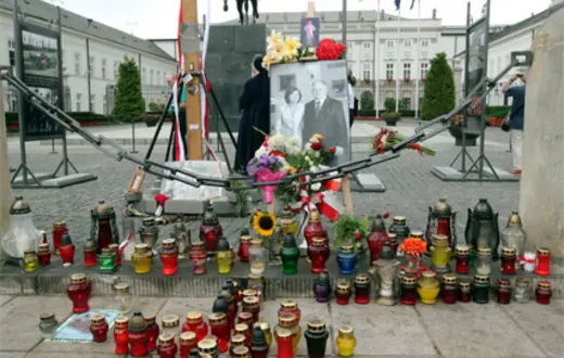 Krzyż pod pałacem prezydenckim, lipiec 2010 r. / fot. Tomasz Gzell / PAP /