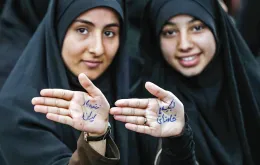 „Gotowe, by poświęcić się dla przywódcy”  – z tym sloganem na dłoniach dwie dziewczyny przy mauzoleum ajatollaha Chomeiniego. Teheran, 1 lutego 2019 r. / AFP / EAST NEWS