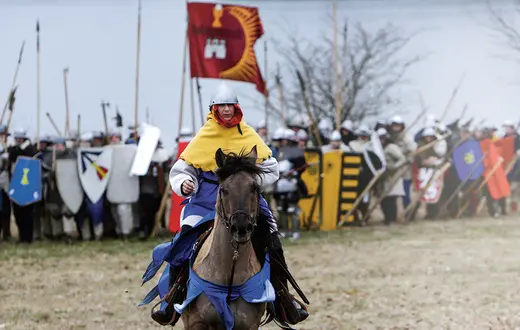 Rekonstrukcje historyczne z czasów wojen husyckich cieszą się w Czechach popularnością. Na zdjęciu rekonstrukcja bitwy pod Sudomerem w 1420 r., podczas której słabsze liczebnie siły husyckie Jana Žižki pokonały wojska cesarskie. 26 marca 2016 r. / DAWID W. CERNY / REUTERS / FORUM