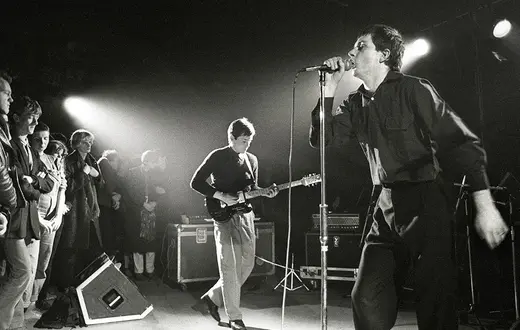Joy Division było dla Fishera zespołem wyznaczającym i wyrażającym kres powojennego optymizmu, koniec optymistycznej eksplozji popkultury lat 70. i 80. Koncert zespołu Joy Division w Rotterdamie. Styczeń 1980 r. / ROB VERHORST