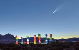Kometa Neowise nad pustynią w Jean w Newadzie, gdzie można oglądać instalację artystyczną „Seven Magic Mountains”  Ugo Rondinonego, 15 lipca 2020 r. / DAVID BECKER