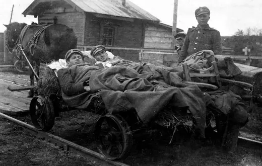 Wiosną 1920 r. polski 5. Pułk Legionów walczył na terenie Łotwy, pomagając w odparciu bolszewickiej ofensywy. Na zdjęciu: ranni polscy oficerowie przewożeni drezyną do punktu sanitarnego. / fot. ze zbiorów Ośrodka KARTA / 