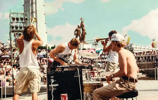 Na ulicach stolicy Korei Północnej zagrały kapele z całego świata. Festiwal Młodzieży i Studentów, Pjongjang, 1989 r. / TOBIAS KJELLSTRÖM