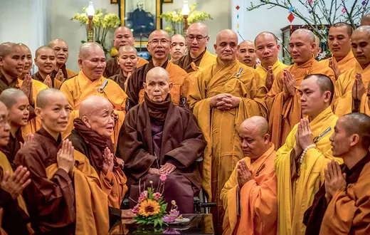 Buddyjski mnich i mistrz zen Thích Nhât Hanh (w środku, na wózku inwalidzkim) podczas uroczystości rozpoczęcia Nowego Roku Księżycowego w świątyni Tù Hiêu, Hue, Wietnam, 25 stycznia 2020 r. / LINH PHAM / GETTY IMAGES