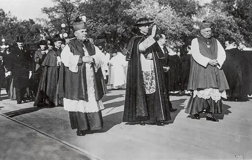 Sekretarz stanu Stolicy Apostolskiej kard. Eugenio Pacelli (późniejszy papież Pius XII; pośrodku) na 34. Kongresie Eucharystycznym. Budapeszt, maj 1938 r. / DOMENA PUBLICZNA