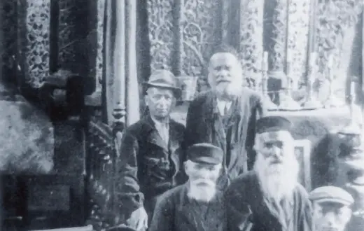 Żydzi na tle świętej arki (aron ha-kodesz) w synagodze w Kurowie, zdjęcie sprzed roku 1939. / LASKI DIFFUSION / EAST NEWS