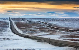 Ropociąg Trans-Alaska i towarzysząca mu Dalton Highway w arktycznej części Alaski. / CHRIS MADELEY / EAST NEWS