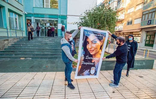 Rodzina Sary protestuje przed sądem, gdzie miał być przesłuchany lekarz, który przeprowadzał jej zabieg. Cartagena, 4 stycznia 2022 r. / DIMA / EUROPA PRESS NEWS / GETTY IMAGES